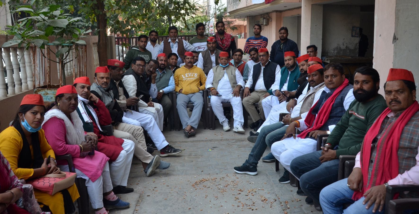 रामघाट रोड पूर्व विधायक राकेश सिंह के आवास पर किसानों के समर्थन में यात्रा निकालने के लिये बैठे प रामघाट रोड पूर्व विधायक राकेश सिंह के आवास पर किसानों के समर्थन में यात्रा निकालने के लिये बैठे प