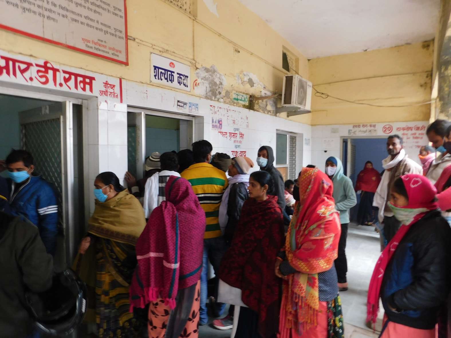 आईएमए चिकित्सकों की हड़ताल के जिला अस्पताल में उमड़ी मरीजों और तीमारदारों की भीड़।
