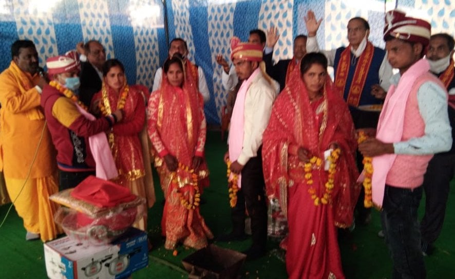 नजीबाबाद के ड्वाकरा हॉल में सामूहिक विवाह संपन्न कराते पंडित डॉ.दीपक कुमार।