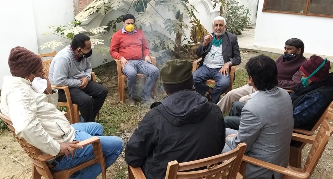 हरिहरपुर स्थित कार्यालय पर आईएमए के कार्यालय पर बैठक को संबोधित करते डा.जावेद अख्तर। हरिहरपुर स्थित कार्यालय पर आईएमए के कार्यालय पर बैठक को संबोधित करते डा.जावेद अख्तर।