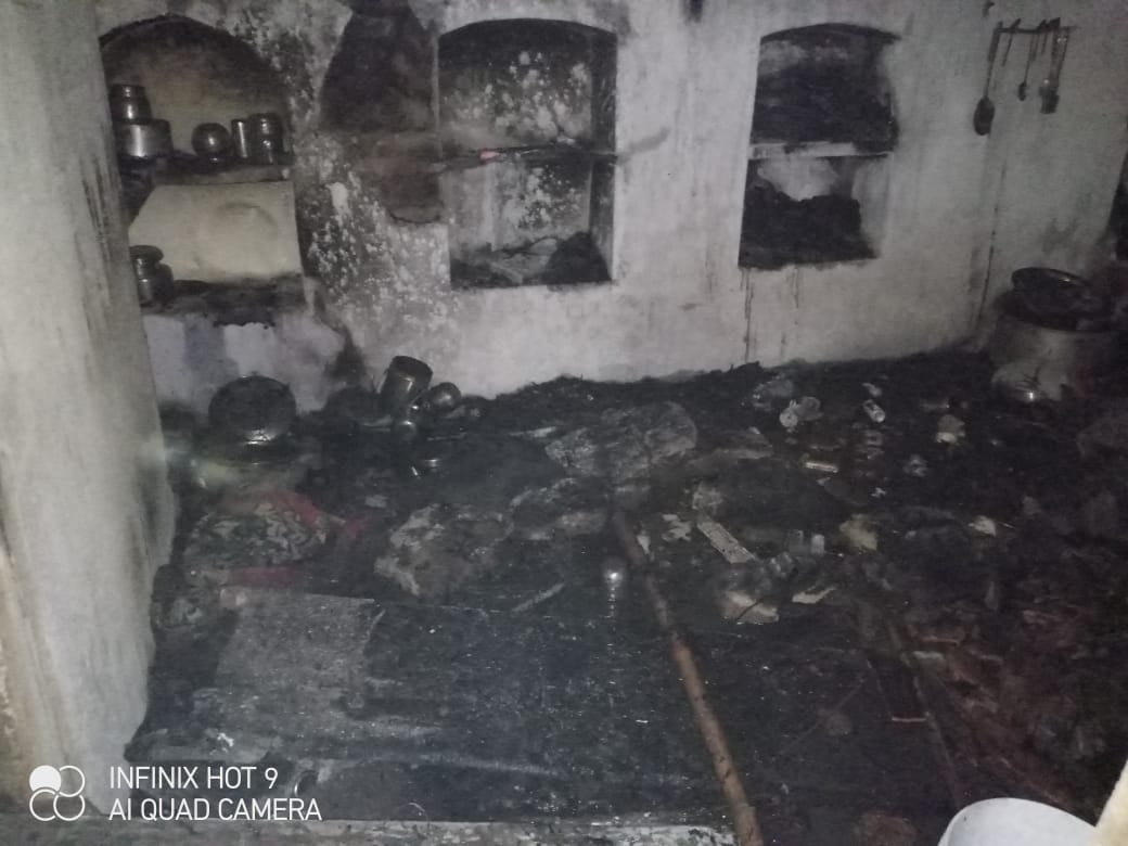 ग्राम मर्रोली में गैस सिलेंडर में आग लगने से घर का सामान जलकर हुआ राख ग्राम मर्रोली में गैस सिलेंडर में आग लगने से घर का सामान जलकर हुआ राख