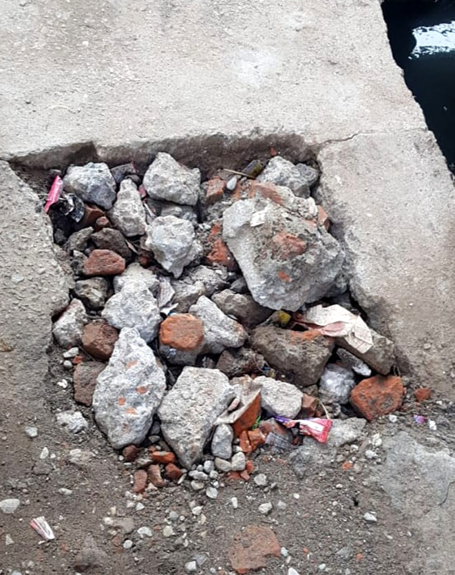 वार्ड 43 में बिना ढक्कन के बंद किया गया सीवर का मेन हॉल।