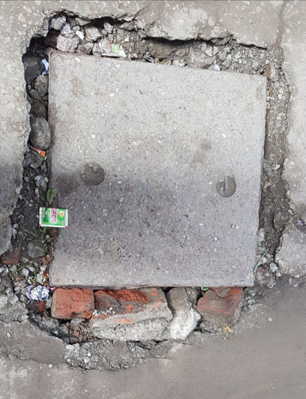 शहर के वार्ड 43 स्थित सीवर का ढक्कन।