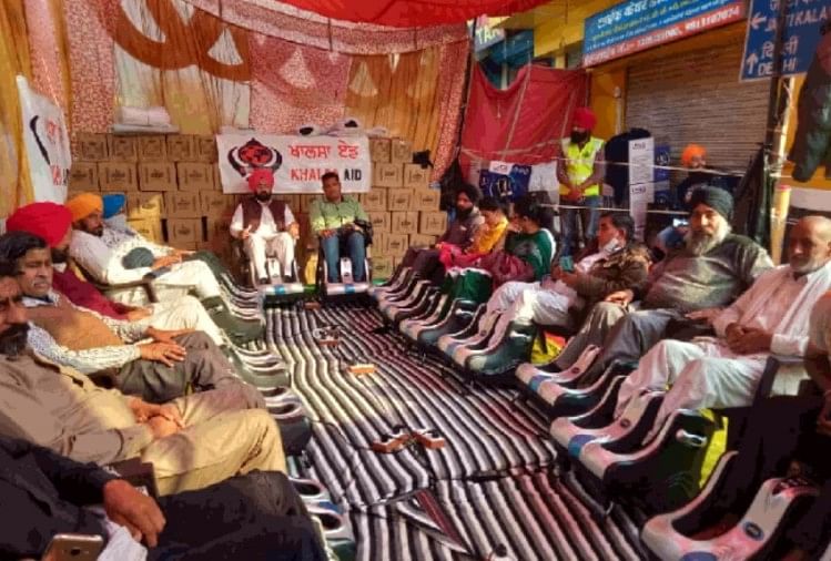 सिंघु बॉर्डर पर एनजीओ ने लगाई पैर मसाज करने की मशीन