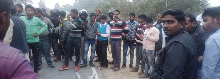 घटनास्थल पर शिनाख्त के लिए जुटी भीड़।