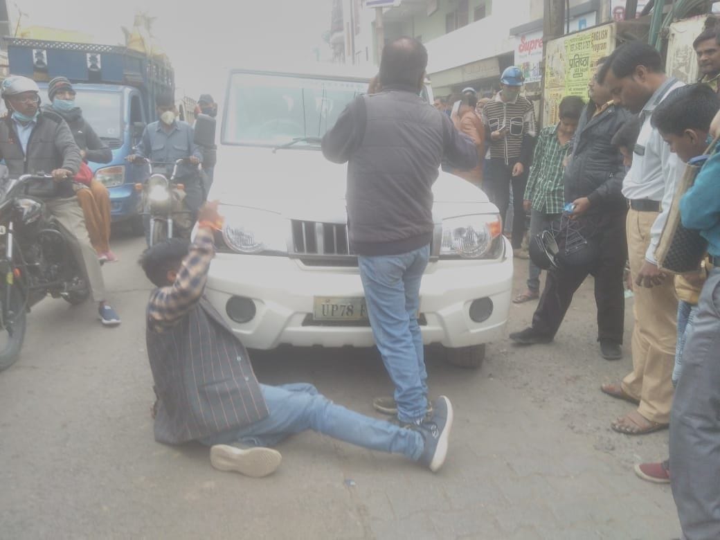 हाथरस अड्डे पर अतिक्रमण हटाने के दौरान हंगामा करते लोग। हाथरस अड्डे पर अतिक्रमण हटाने के दौरान हंगामा करते लोग।