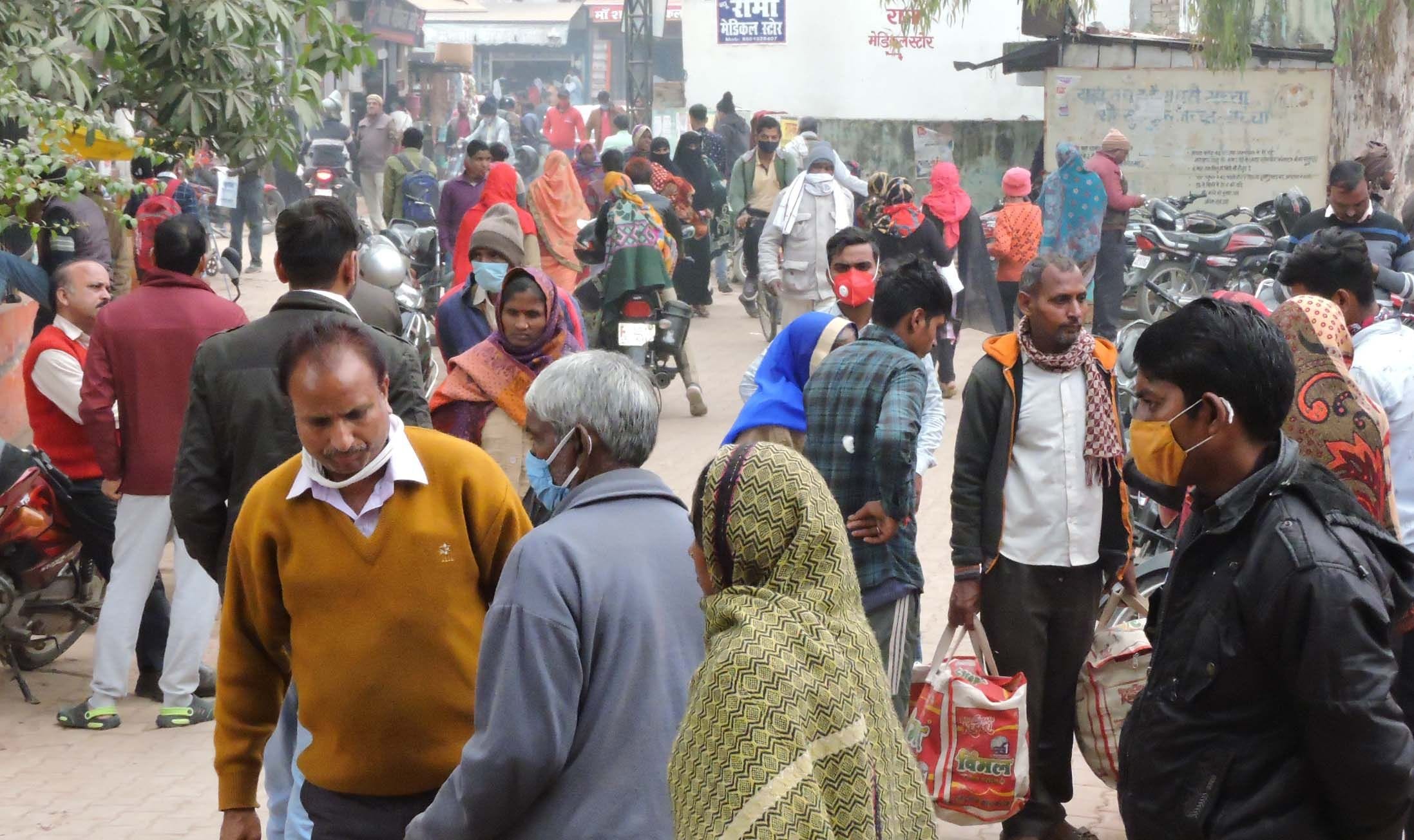 आईएमए के हड़ताल के कारण जिला अस्पताल में लगी मरीजों की भीड़।