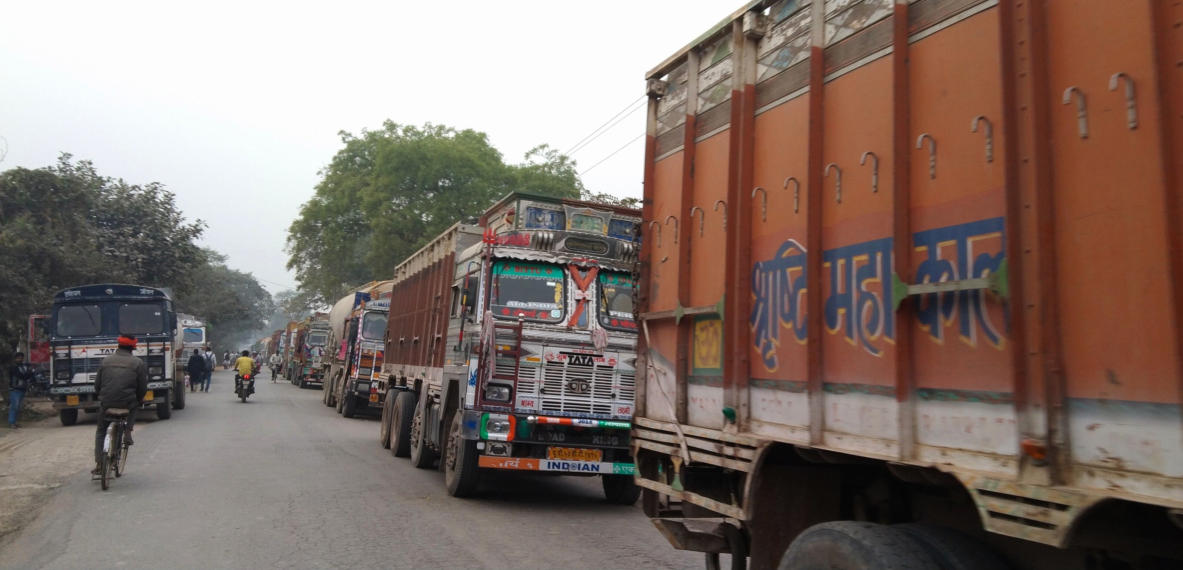 अलीनगर-सकलडीहा मार्ग पर लगी ट्रकों की कतार। अलीनगर-सकलडीहा मार्ग पर लगी ट्रकों की कतार।