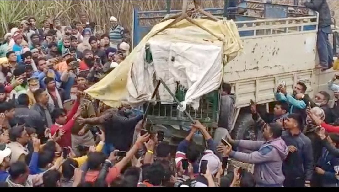बाजपुर राज्य सीमा से सटे यूपी क्षेत्र में पिंजरे में कैद तेंदुए को लेकर जाती जंगलात टीम और लोगों ? बाजपुर राज्य सीमा से सटे यूपी क्षेत्र में पिंजरे में कैद तेंदुए को लेकर जाती जंगलात टीम और लोगों ?