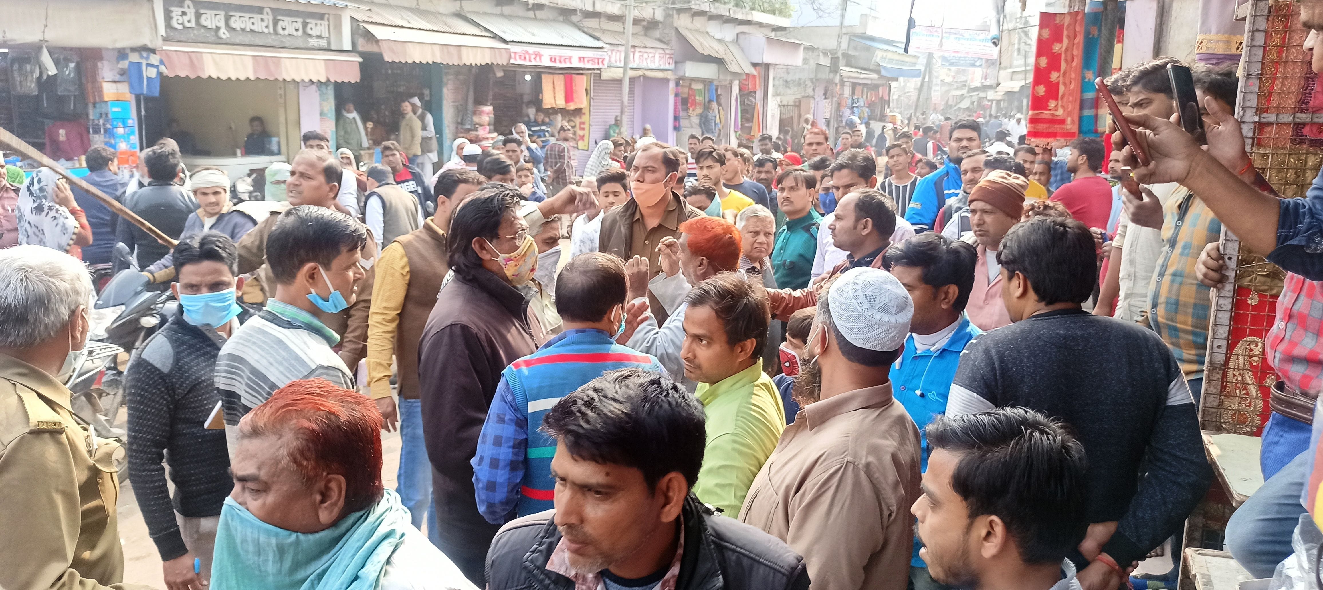 मुख्य बाजार में जुर्माने की कार्रवाई के दौरान होता हंगामा। मुख्य बाजार में जुर्माने की कार्रवाई के दौरान होता हंगामा।