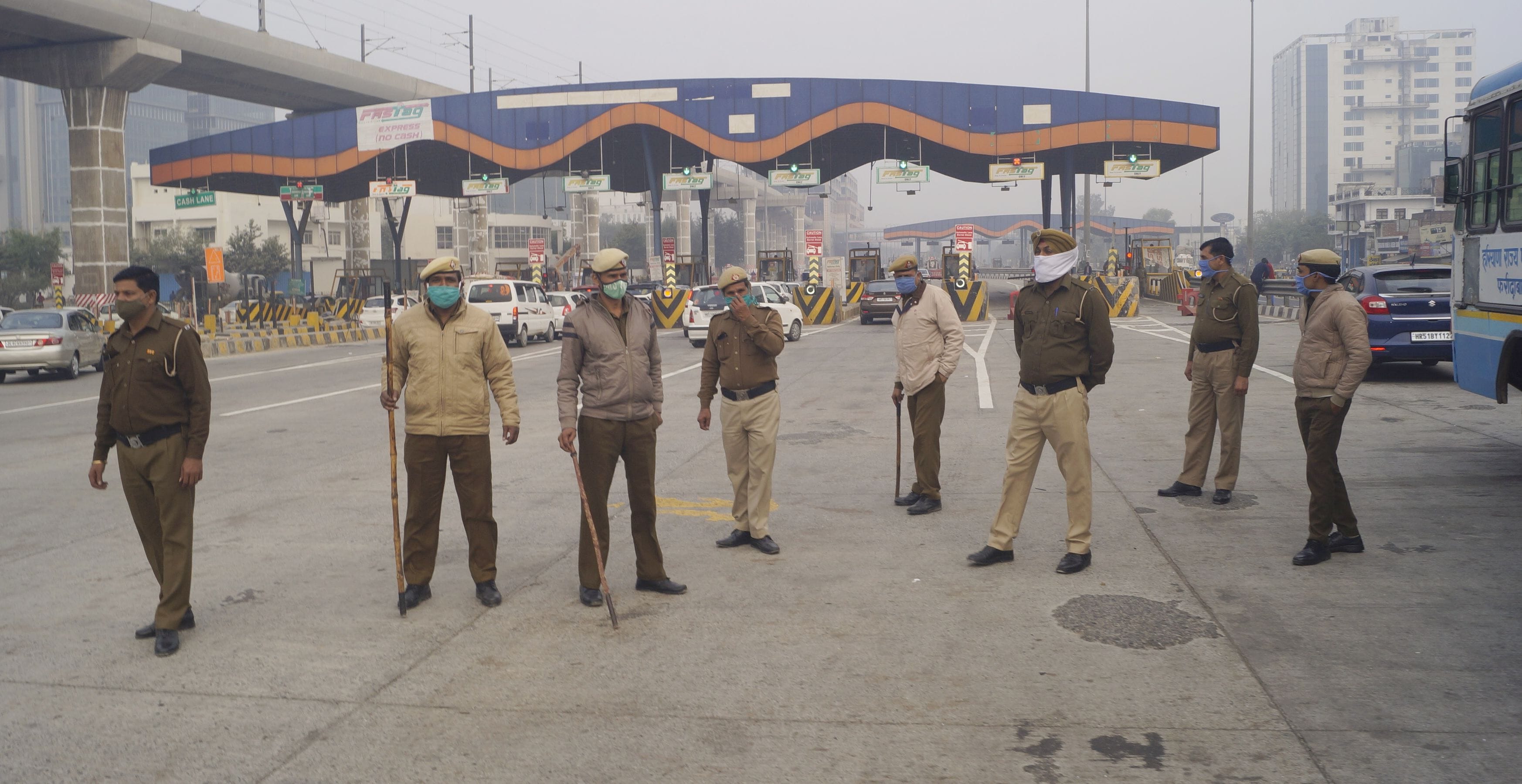 फरीदाबाद में सराय टोल प्लाजा पर सुरक्षा के लिए तैनात पुलिसकर्मी । फरीदाबाद में सराय टोल प्लाजा पर सुरक्षा के लिए तैनात पुलिसकर्मी ।