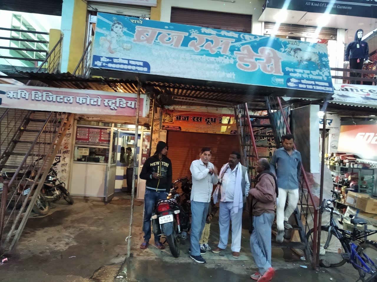 बिना माक्स लगाएं एक साथ खड़े लोग बिना माक्स लगाएं एक साथ खड़े लोग