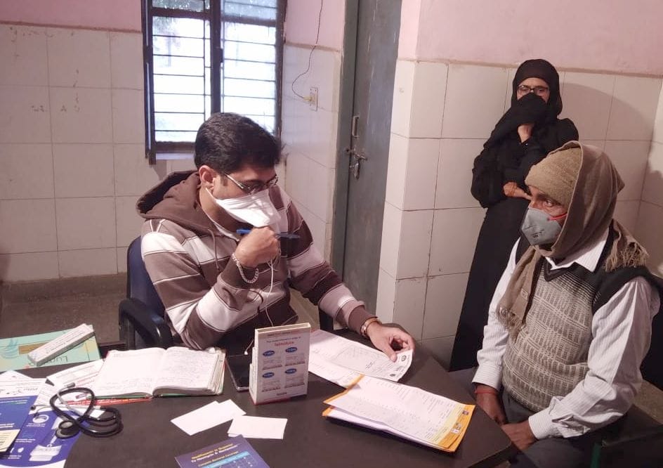 बांगरमऊ सामुदायिक स्वास्थ्य केंद्र में मरीज देखते डाक्टर। बांगरमऊ सामुदायिक स्वास्थ्य केंद्र में मरीज देखते डाक्टर।