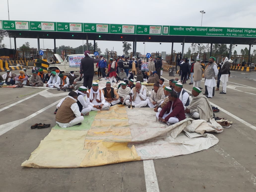 सहारनपुर: सरसावा में टोल पर दरी बिछा कर धरना देते भाकियू कार्यकर्ता