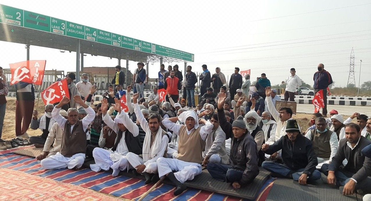 भिवानी दादरी मार्ग पर कितलाना टोल को फ्री करने के बाद धरना देकर नारेबाजी करते किसान व अन्य जनसंग? भिवानी दादरी मार्ग पर कितलाना टोल को फ्री करने के बाद धरना देकर नारेबाजी करते किसान व अन्य जनसंग?