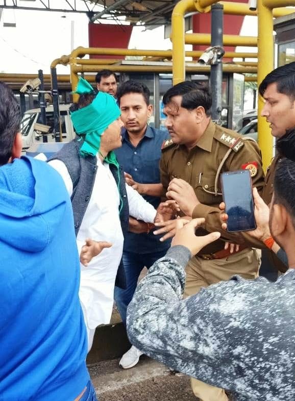 ृस टोल प्लाजा पर सादाबाद कोतवाल से किसान नेता की होती नोकझोंक। ृस टोल प्लाजा पर सादाबाद कोतवाल से किसान नेता की होती नोकझोंक।
