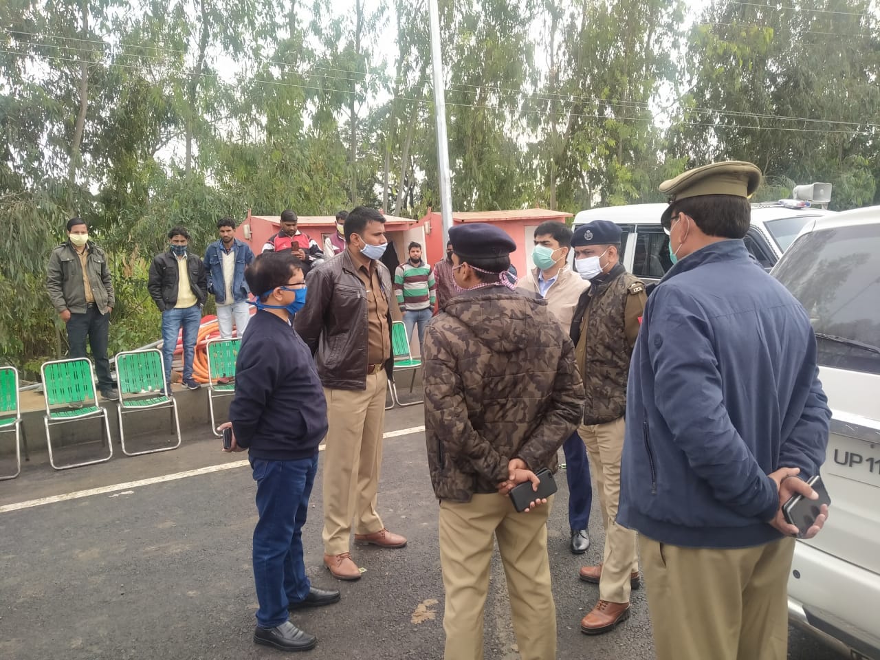 कोलकी कलां में टोल पर अधिनस्थों से जानकारी लेते डीएम और कप्तान