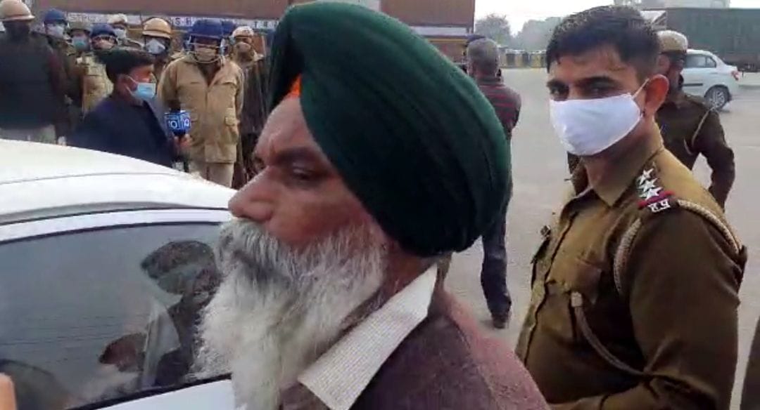 गुरुग्राम खेड़कीदौला टोलपर किसानों की गाड़ी को पुलिस ने रोका - पंकज जी की खबर। गुरुग्राम खेड़कीदौला टोलपर किसानों की गाड़ी को पुलिस ने रोका - पंकज जी की खबर।