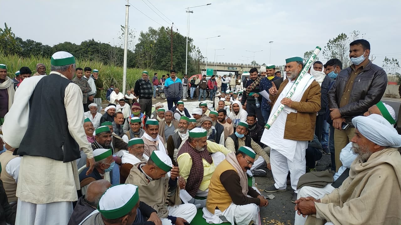 कोलकी कलां में टोल फ्री करा धरना देते किसान