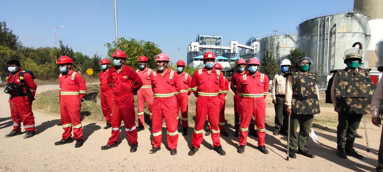 ग्राम चिगलौआ में बजाज पावर प्लांट में मॉक ड्रिल के दौरान मौजूद आपातकालीन हैंडलिंग टीम व फायर सिक?