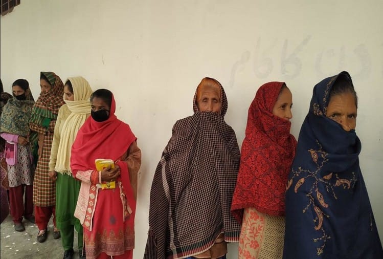 #छठे चरण का मतदान जारी, कई सीटों पर दिलचस्प है मुकाबला