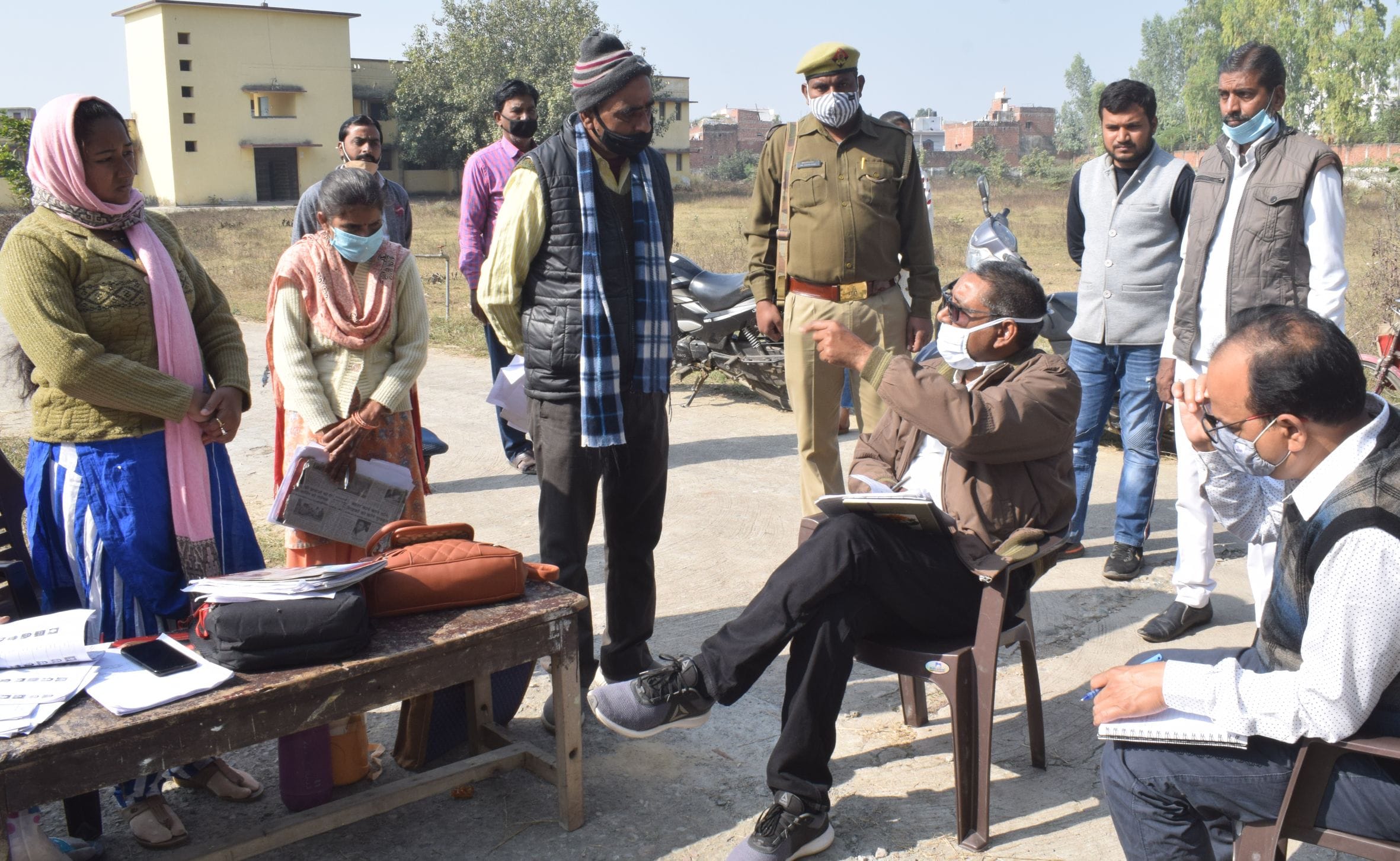 फोटो-9-आईटीआई बूथ पर निरीक्षण करते सिटी मजिस्ट्रेट जंग बहादुर यादव। संवाद फोटो-9-आईटीआई बूथ पर निरीक्षण करते सिटी मजिस्ट्रेट जंग बहादुर यादव। संवाद