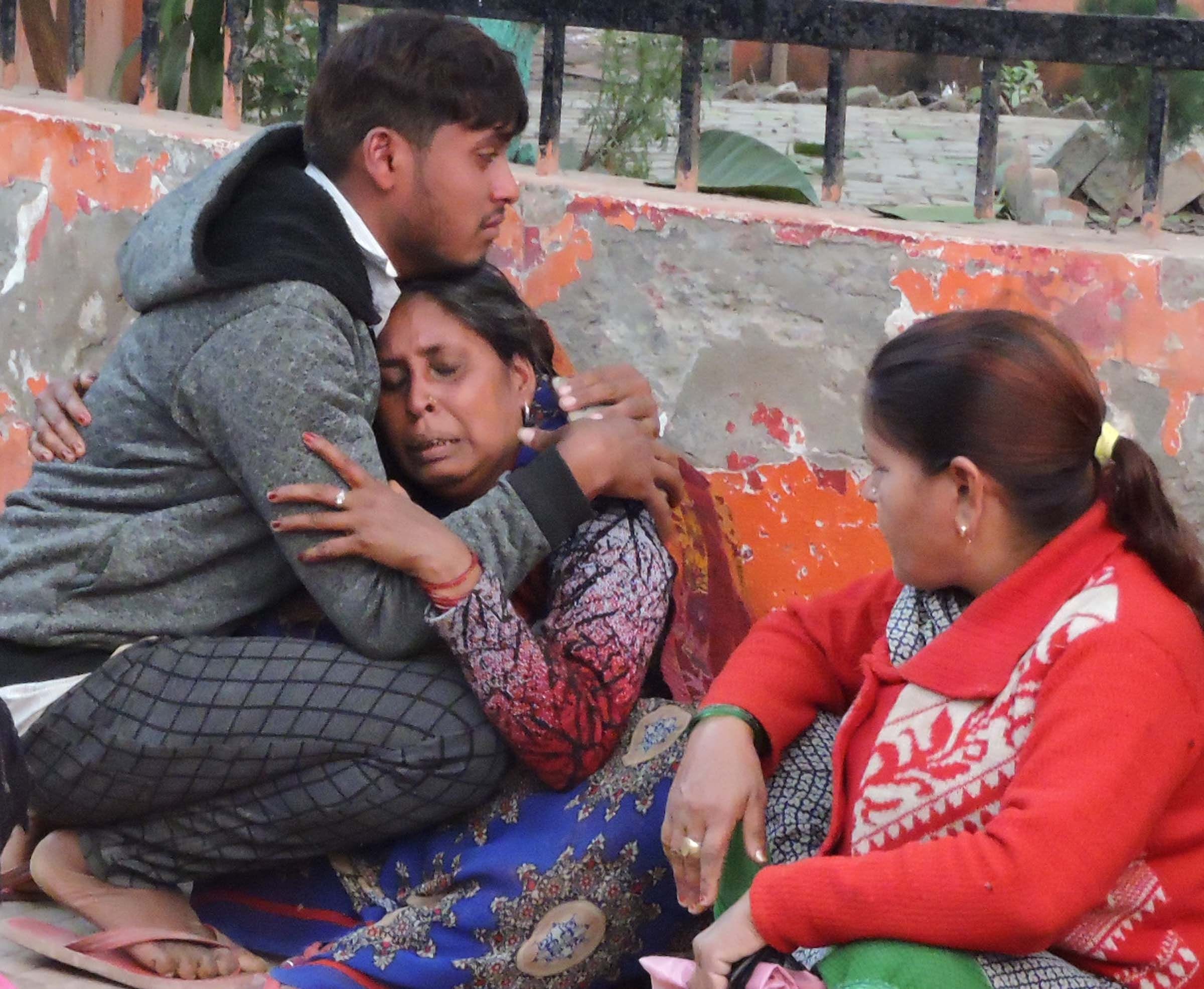अंतू थाना क्षेत्र के कुसहा में पोल से गिरने से प्राइवेट लाइनमैैैैन की मौत के बाद बिलखते परिजन। अंतू थाना क्षेत्र के कुसहा में पोल से गिरने से प्राइवेट लाइनमैैैैन की मौत के बाद बिलखते परिजन।