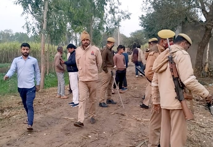 नूरपुर के गांव पुरैना अब्दुल रहमानपुर में विवादित जमीन से गन्ना काटने की घटना के दौरान मौके पर पह नूरपुर के गांव पुरैना अब्दुल रहमानपुर में विवादित जमीन से गन्ना काटने की घटना के दौरान मौके पर पह