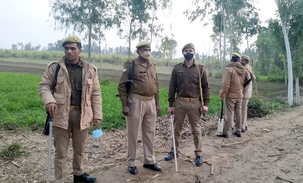 नूरपुर के गांव पुरैना अब्दुल रहमानपुर में विवादित जमीन से गन्ना काटने की घटना के दौरान मौके पर पह नूरपुर के गांव पुरैना अब्दुल रहमानपुर में विवादित जमीन से गन्ना काटने की घटना के दौरान मौके पर पह
