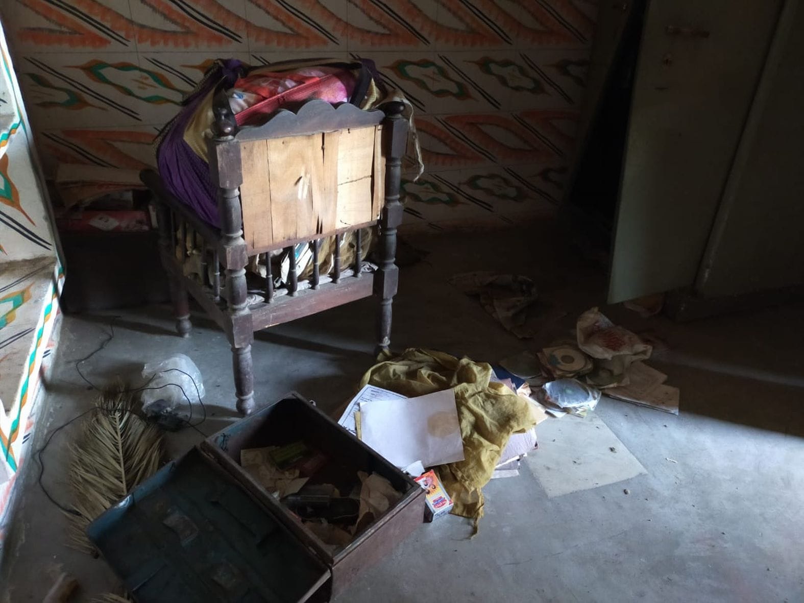 चोरी के बाद बिखरा पड़ा सामान। संवाद
