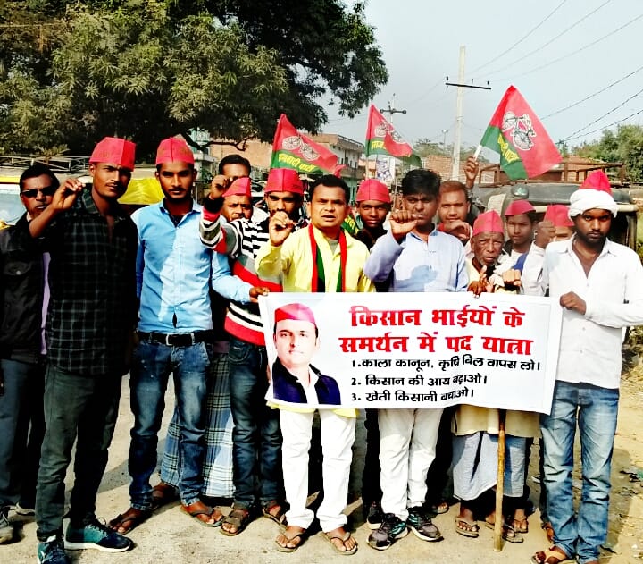 राबर्ट्सगंज नई बाजार में किसान यात्रा में शामिल सपा कार्यकर्ता। राबर्ट्सगंज नई बाजार में किसान यात्रा में शामिल सपा कार्यकर्ता।