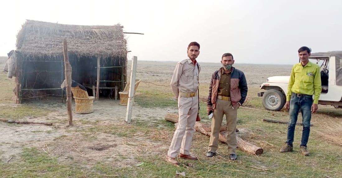 बिजनौर के ग्राम रावली क्षेत्र में गश्त करती वन विभाग की टीम।