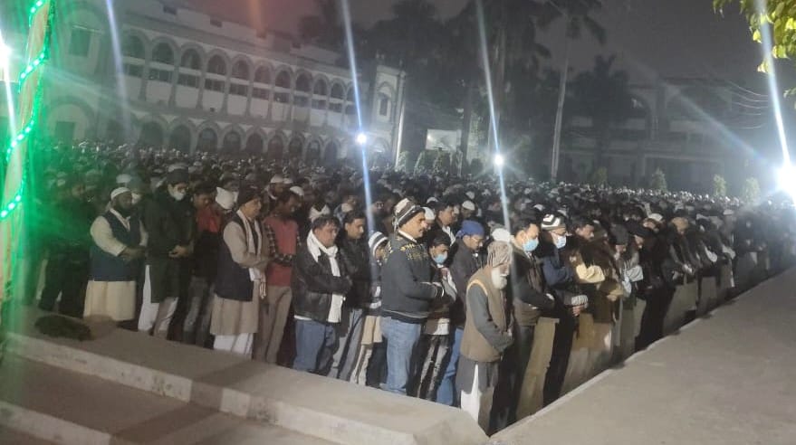 शिब्ली कालेज में पूर्व मंत्री वसीम अहमद के जनाजे की नमाज पढ़ते लोग।
