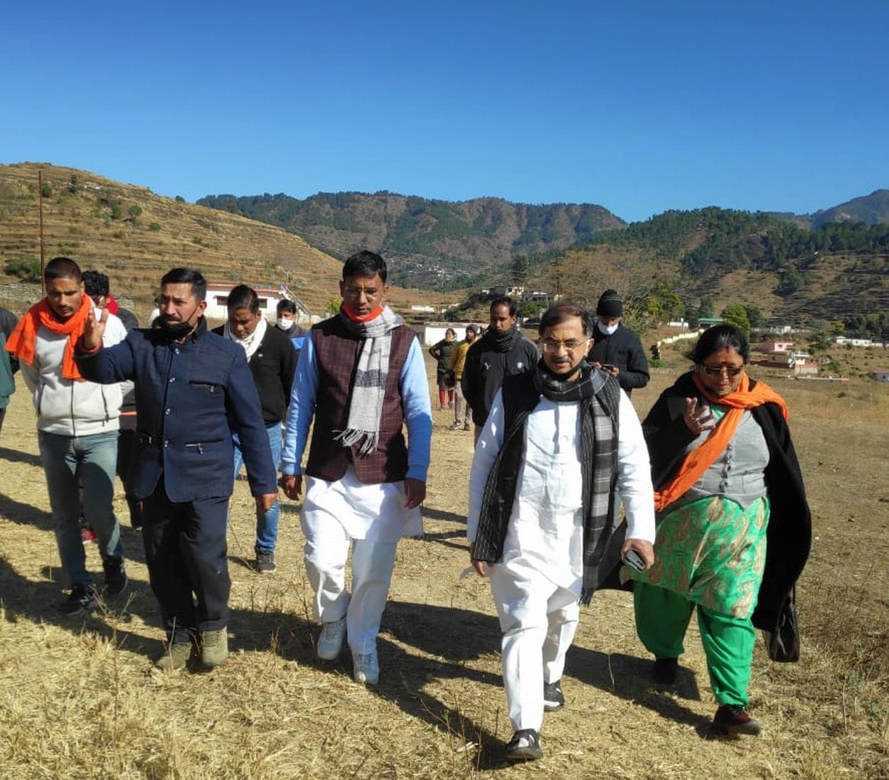 कोट ब्लाक स्थित फलस्वाड़ी गांव में सीता माता मंदिर परिसर की ओर जाते पूर्व सांसद तरुण विजय।