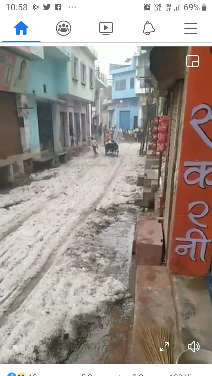 मुजफ्फरनगर के सिसौली में सुबह बारिश के साथ हुई ओलावृष्टि से सड़क पर बिछी बर्फ की चादर।