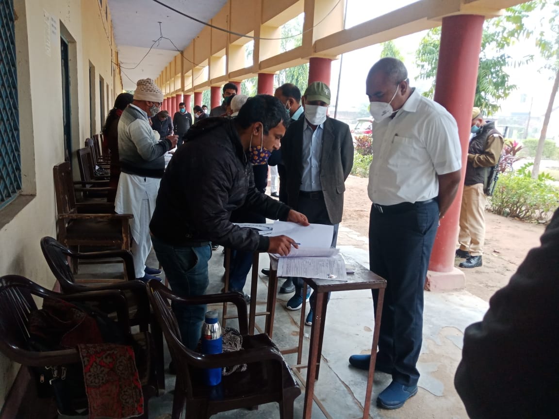 मतदाता पुनरीक्षण कार्य का निरीक्षण करते मंडलायुक्त एवी राजमौली।