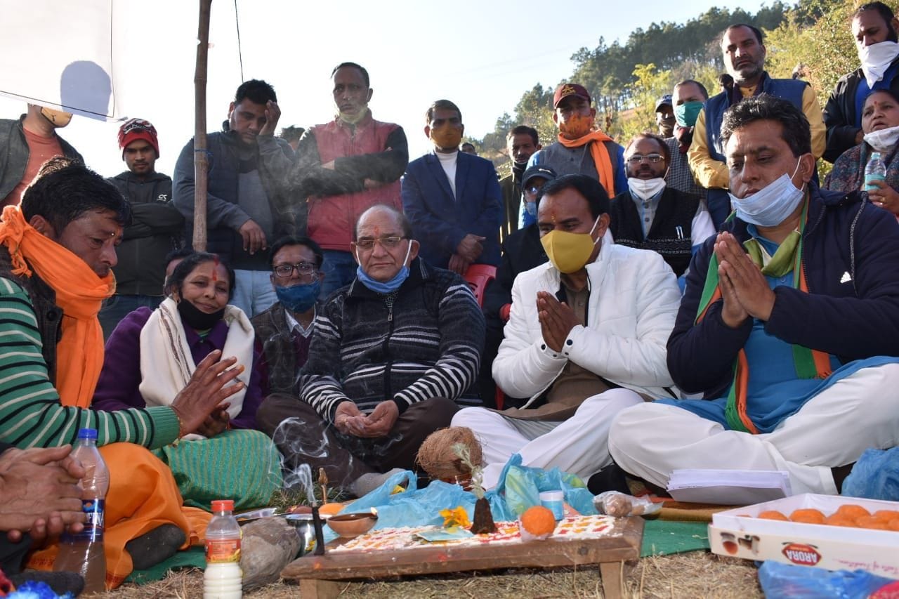 नंदासैंण में डिग्री कॉलेज के भवन निर्माण के लिए भूमि पूजन करते उच्च शिक्षामंत्री डॉ. धन सिंह रावत