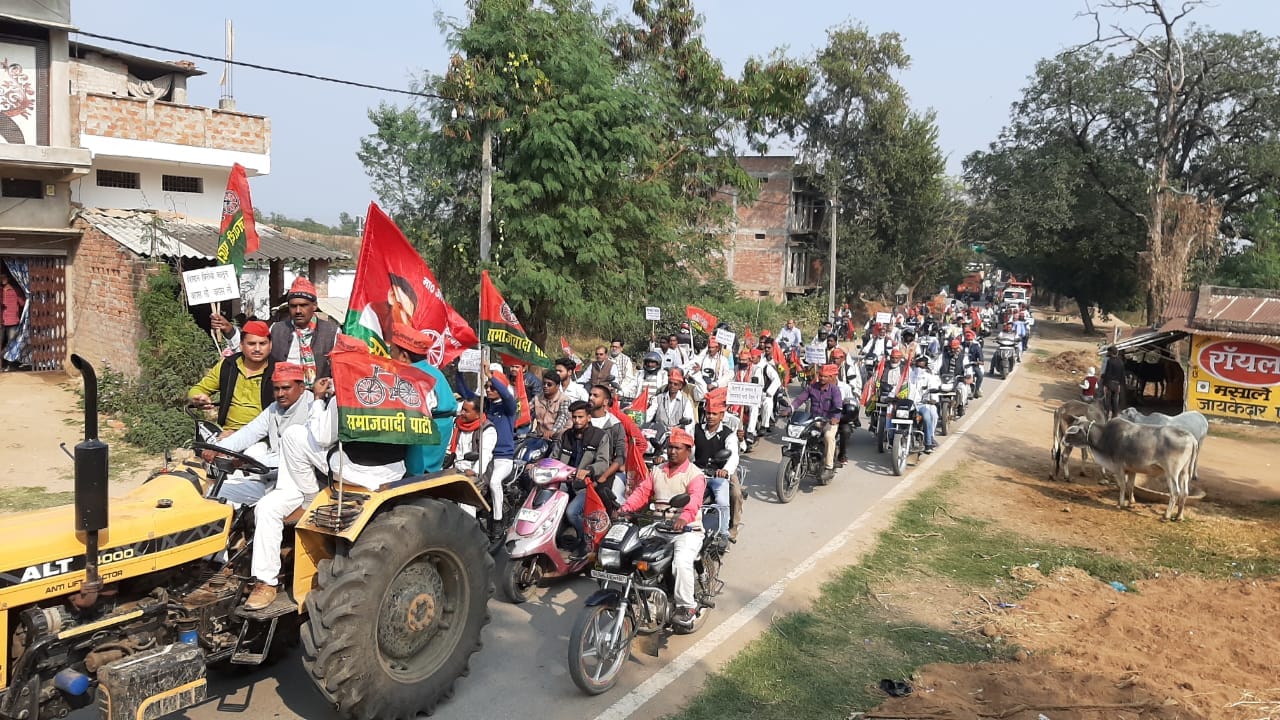 दुद्घी विधान सभा क्षेत्र में किसान यात्रा में शामिल सपा कार्यकर्ता। दुद्घी विधान सभा क्षेत्र में किसान यात्रा में शामिल सपा कार्यकर्ता।