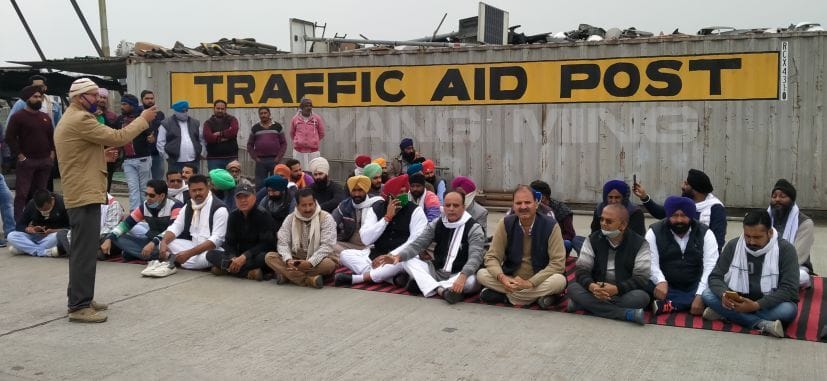 लालपुर के चुकटी देवरिया में धरने पर बैठे किसान व कांग्रेसियों को संबोधित करते वक्ता।