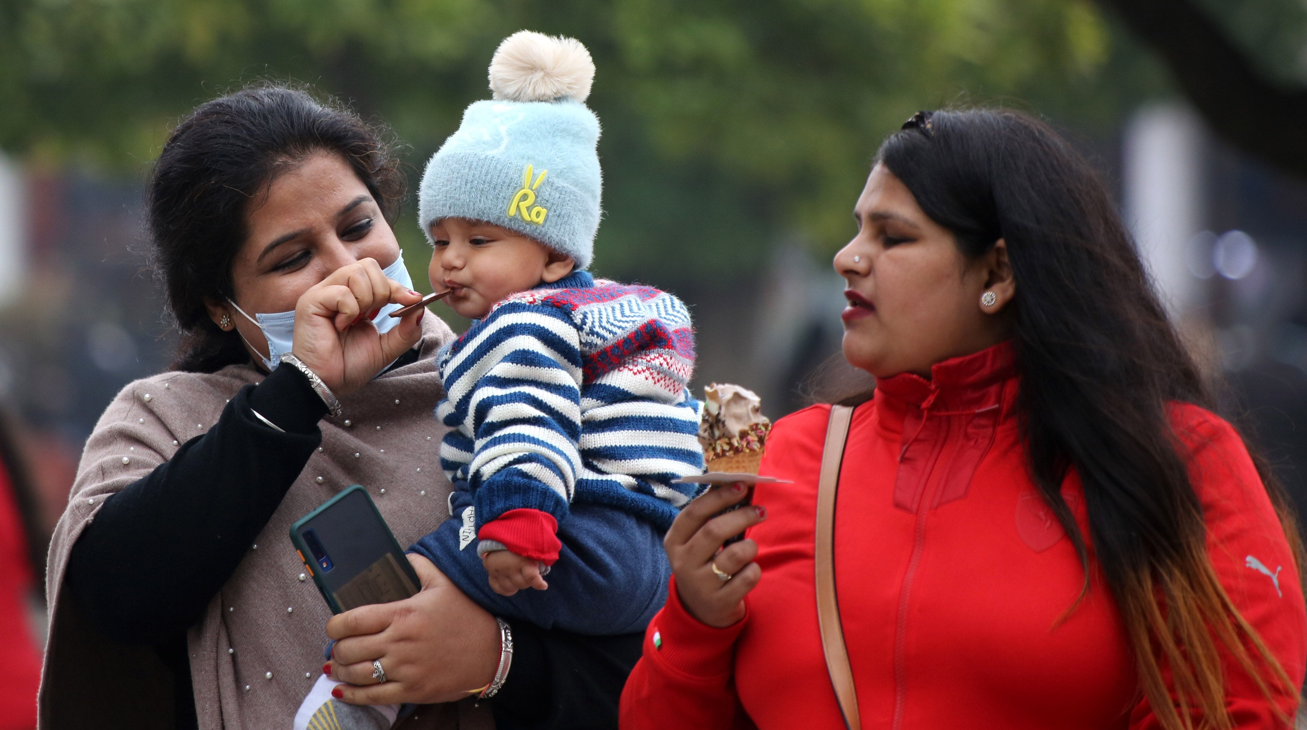 सेक्टर-17 प्लाजा में घूमतीं महिलाएं। सेक्टर-17 प्लाजा में घूमतीं महिलाएं।
