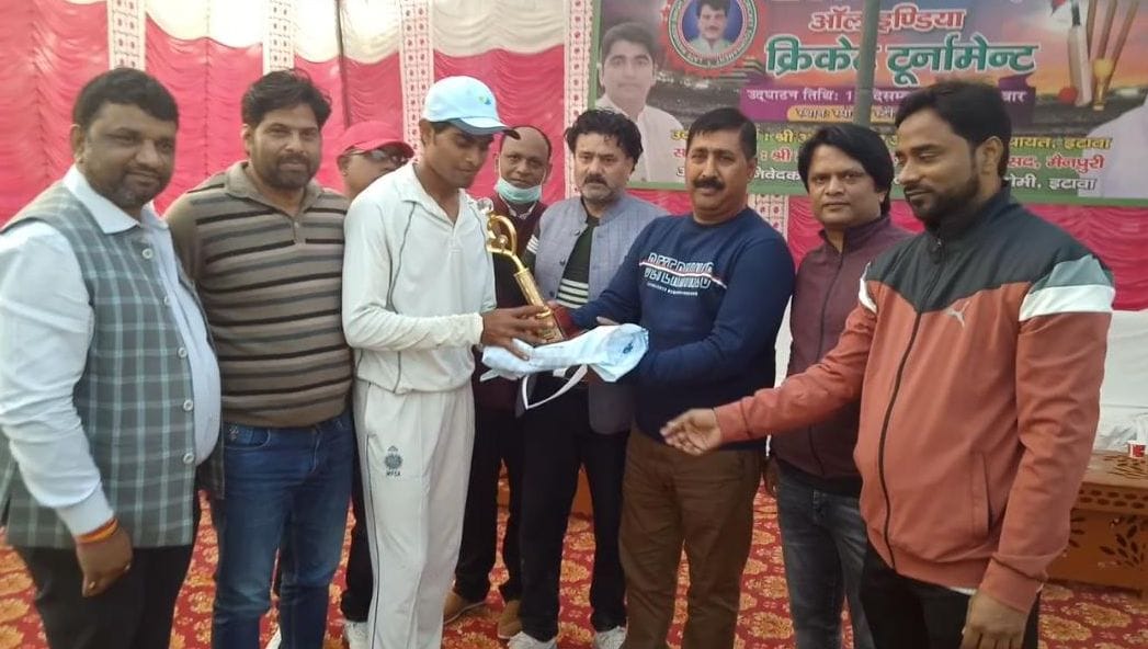 फोटो संख्या 18  मैन ऑफ द मैच सुमित राना को पुरस्कृत करते आयोजन समिति के सदस्य