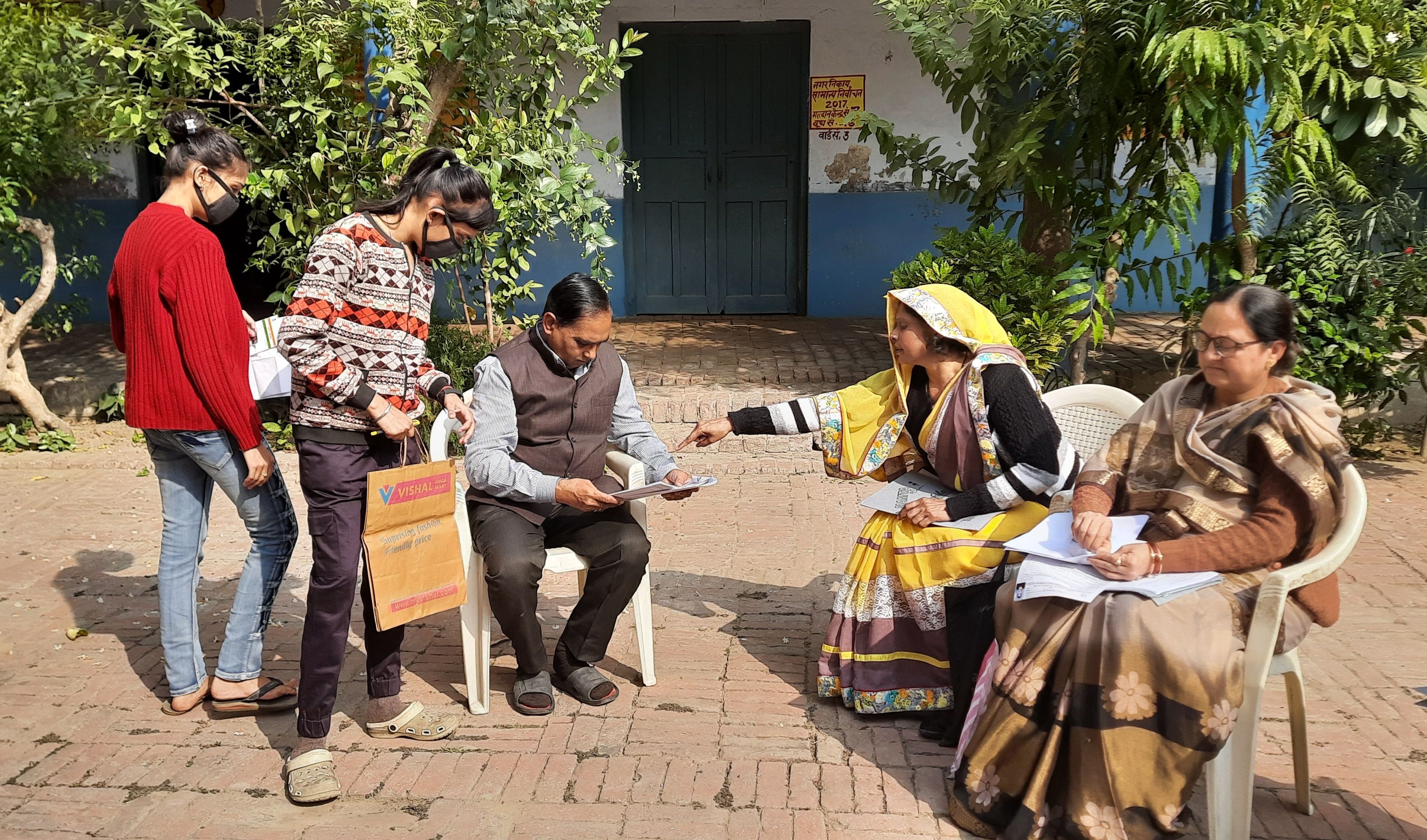 फोटो संख्या 25 शिवनारायण इंटर कालेज मतदान केंद्र पर वोट बनवाने पहुंची युवतियां फोटो संख्या 25 शिवनारायण इंटर कालेज मतदान केंद्र पर वोट बनवाने पहुंची युवतियां