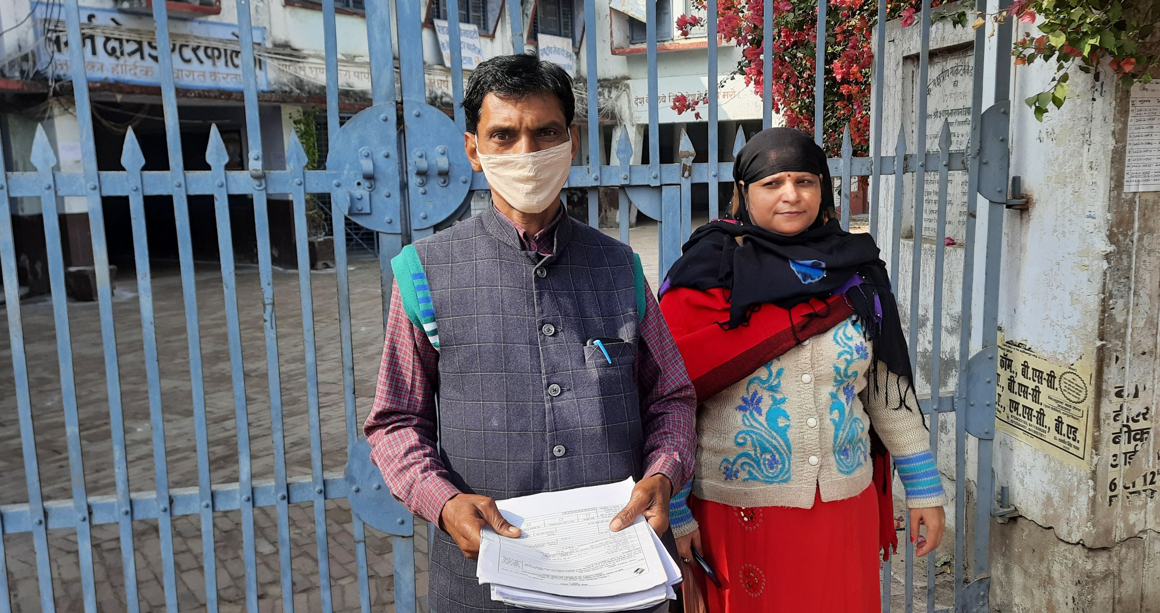 फोटो संख्या 27 केके इंटर कालेज मतदान केंद्र के गेट पर पड़ा ताला फोटो संख्या 27 केके इंटर कालेज मतदान केंद्र के गेट पर पड़ा ताला