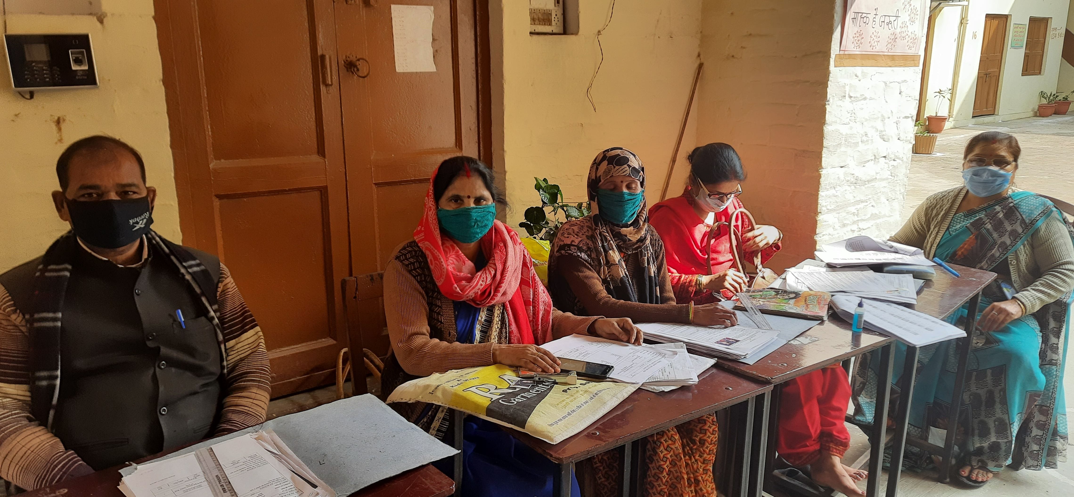 फोटो संख्या 28 शोरावाल बालिका इंटर कालेज में बैठे बीएलओ फोटो संख्या 28 शोरावाल बालिका इंटर कालेज में बैठे बीएलओ