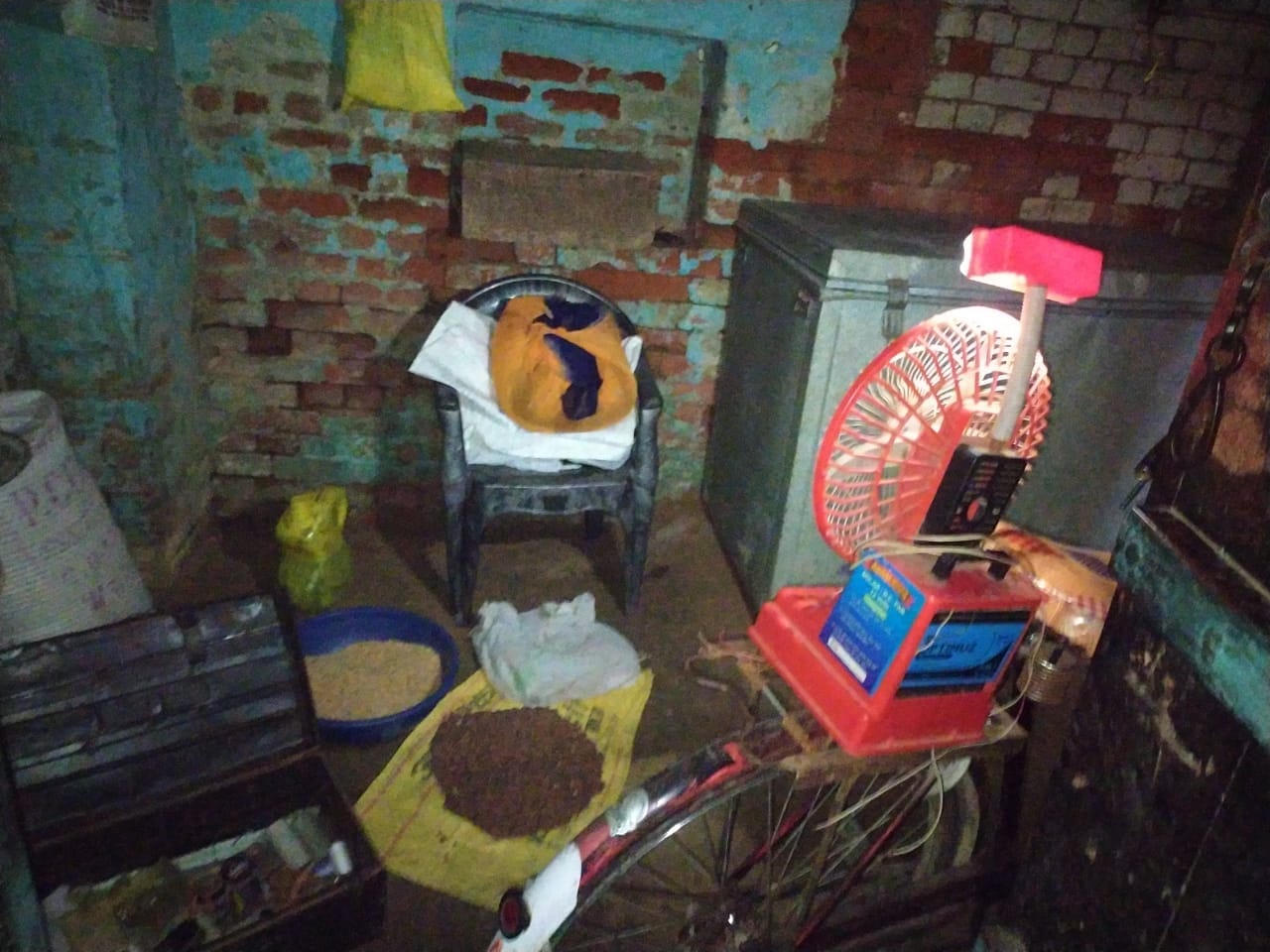 फोटो संख्या 34 व 35 चोरी के बाद बिखरा पडा सामन व खुला व वक्सा