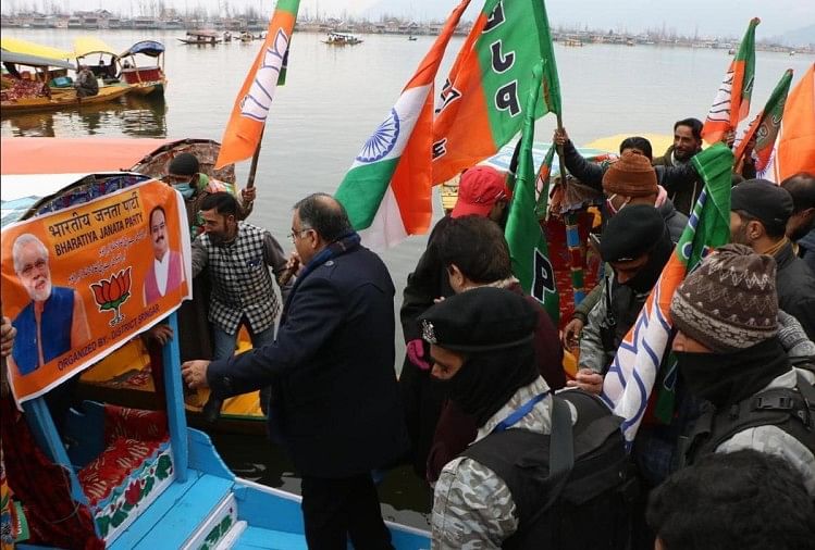 भाजपा की रैली के दौरान डूबी शिकारा