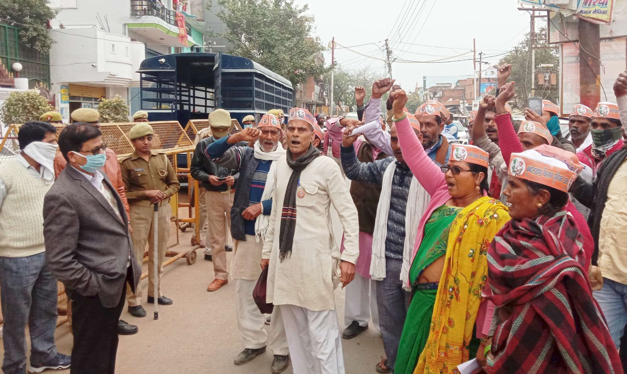 सांसद आवास का घेराव कर प्रदर्शन करते किसान सांसद आवास का घेराव कर प्रदर्शन करते किसान