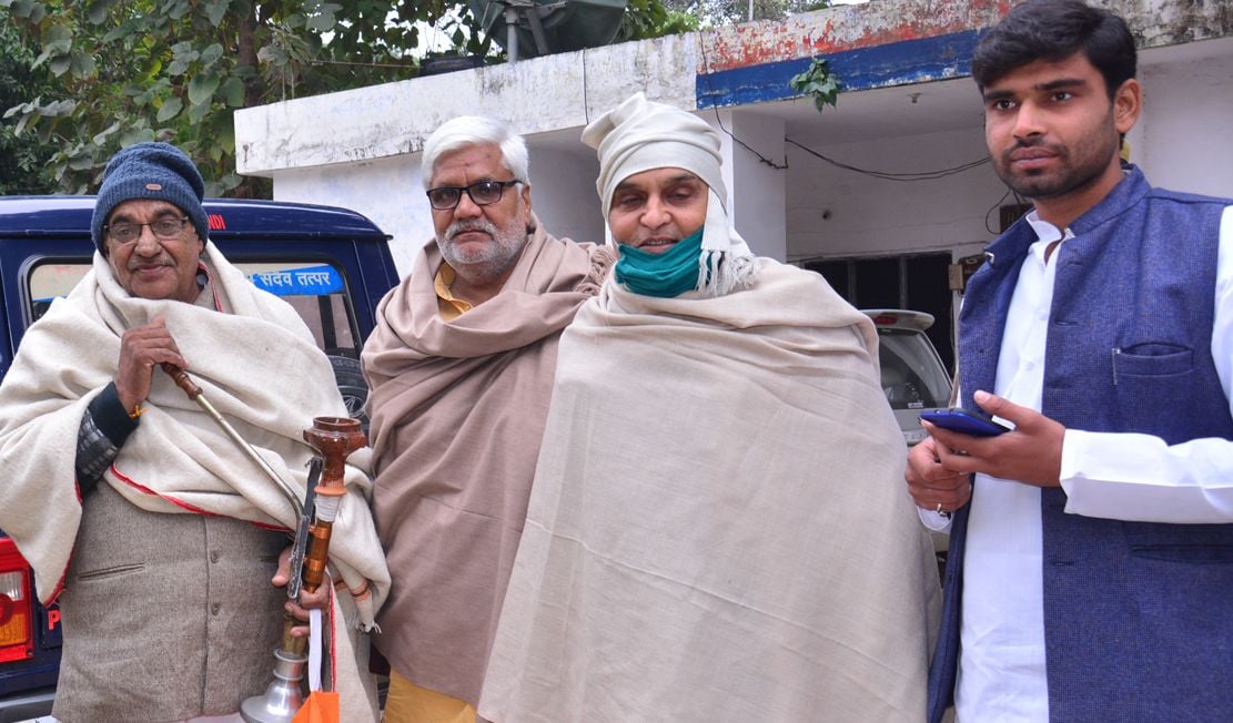 किसान अंदोलन के समर्थन में गिरफ्तारी  के बाद  पुलिस लाइन में मौजूद  रालोद कार्यकर्ता।