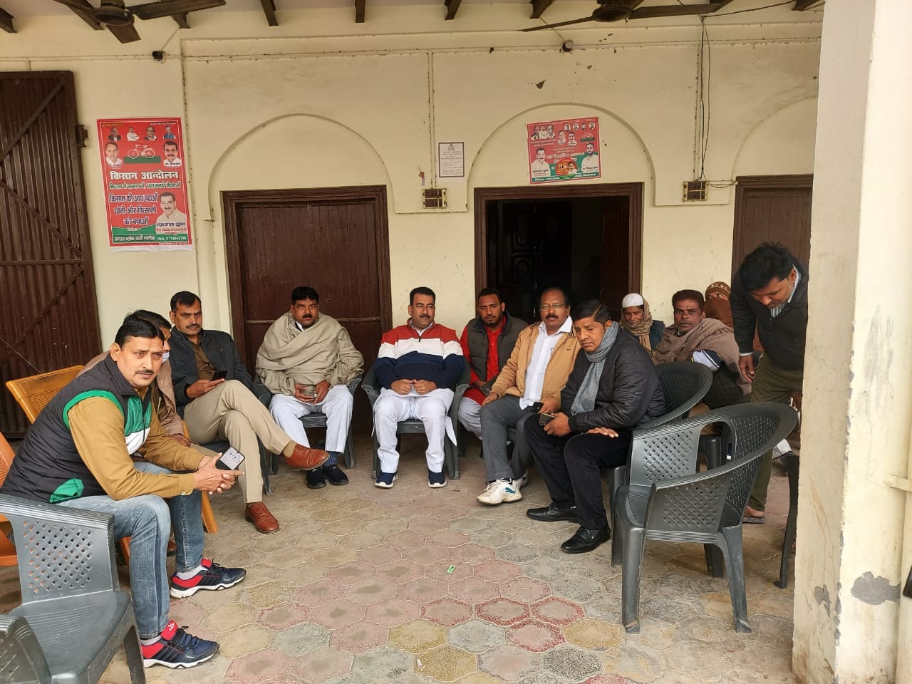 नानौता में पूर्व चेयरमैन अफजाल खान सहित सपाईयों को नजर बंद करती पुलिस नानौता में पूर्व चेयरमैन अफजाल खान सहित सपाईयों को नजर बंद करती पुलिस