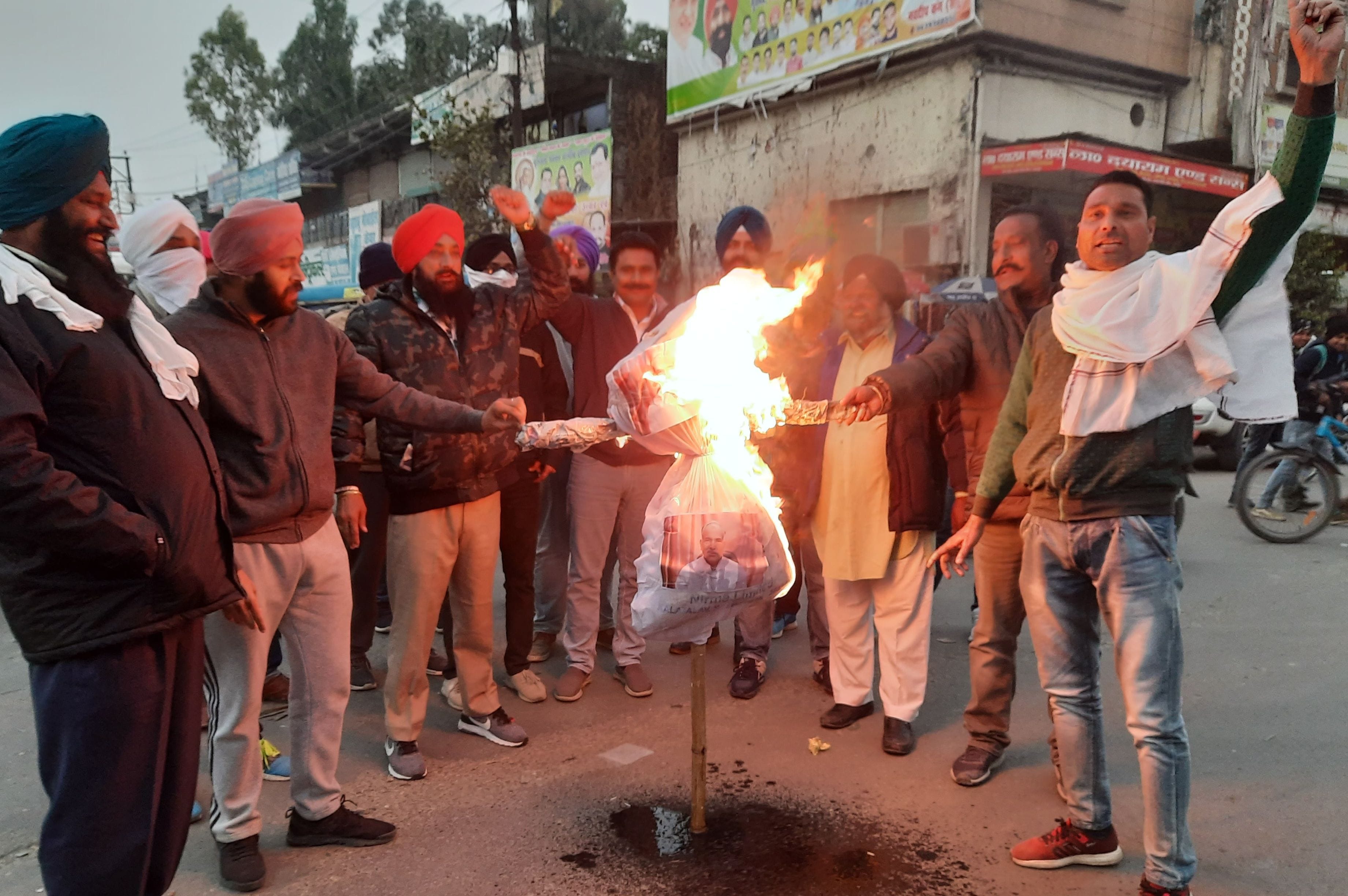 फोटो बाजपुर शहीद भगत सिंह चौक पर शिक्षा मंत्री अरविंद पांडेय का पुतला फूंकते किसान। फोटो बाजपुर शहीद भगत सिंह चौक पर शिक्षा मंत्री अरविंद पांडेय का पुतला फूंकते किसान।